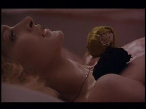 Красивая постельная сцена с эффектной блондой