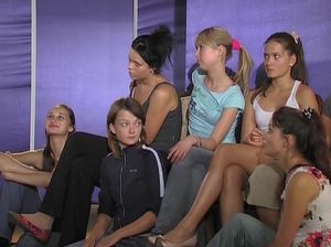 Новеньких учат танцевать эротические танцы