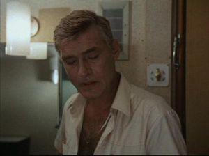 Сексуальная малышка разгуливает голой по лайнеру