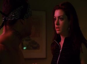 Латинские парни пытаются развести красотку на групповой секс