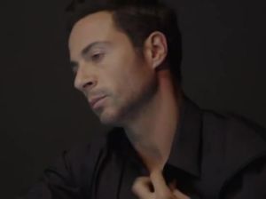 Властная женщина пытает свою подчиненную