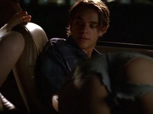 Два друга ебут шлюх в машине