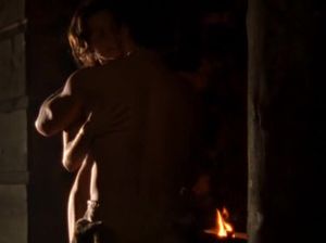 Мужчина страстно целует и ласкает свою любимую