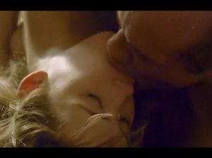 Молодая девушка завела себе зрелого любовника