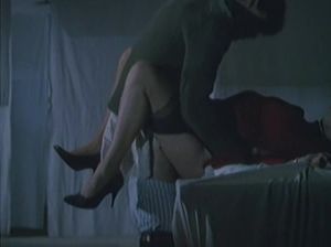 Подсматривает, как женщина писает