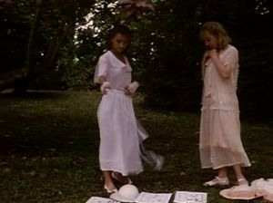 Гувернантка учит девчонок позировать голышом и брить письки