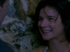 Пышногрудая девушка соблазняет парня в сарае