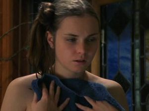 Сексуальная девочка подсматривает за голой мамой