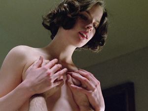 Страстная постельная сцена с призрачной красавицей