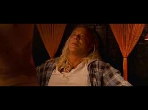 Приватный танец стриптизерши для старого рестлера