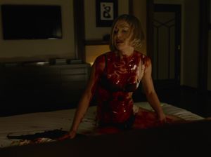 Блонда перерезает горло любовнику во время секса