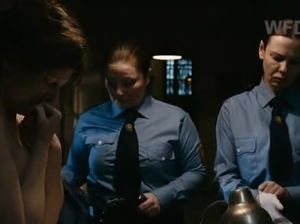 Девки заставили малышку раздеться