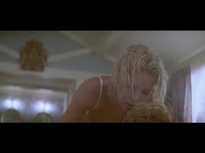 Эффектная блондинка соблазнила парня и затащила его в постель