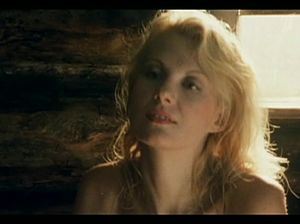 Шаловливая красотка расслабляется в сауне