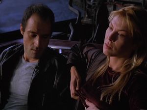 Парень ласкает голую женщину на кровати