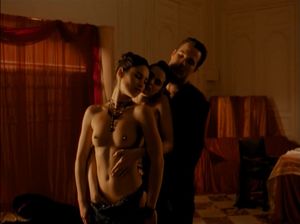 Ласкает сразу двух горячих цыпочек