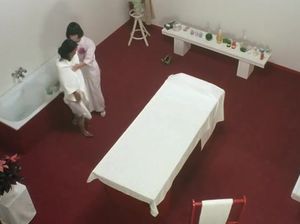 Красотка привела свою подружку в спа салон и соблазнила