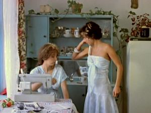 Худышка переодевается перед подружкой