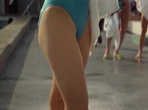 Голые мокрые сиськи Дениз Ричардс из бассейна