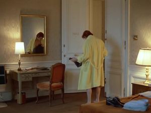 Голые ходят в номере отеля