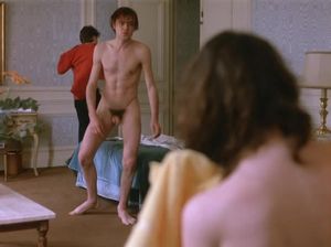 Парень ворвался в душ и подрочил на голую девчонку