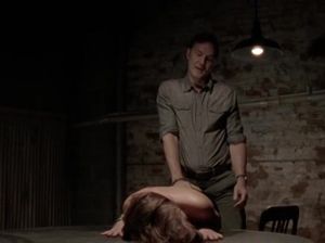 Главарь заставил пленную раздеться догола и чуть не изнасиловал