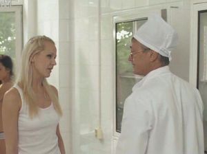 Юные гимнастки взвешиваются перед соревнованиями