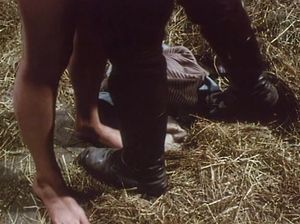 У малышки произошел первый секс на сеновале