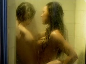 Голые девки страстно ласкаются в душе