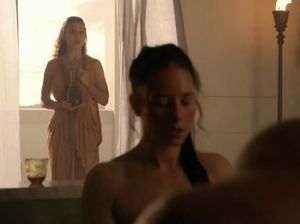 Цезарь развлекается с голыми рабынями