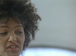 Стройная смуглая девушка без клитора