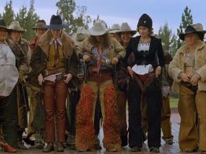 Девушки ковбои снимают штаны перед жителями города