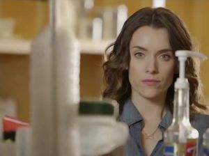 Парень в подсобке лижет пизду продавщицы