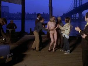 Пьяная телка танцует голышом перед толпой