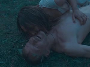 Парень перевозбудился и трахнул свою подружку на улице