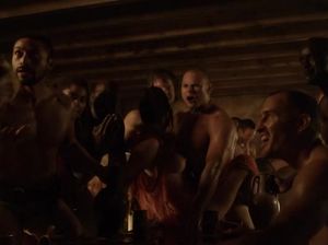 Гладиаторам привезли шлюх за их победы