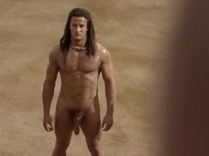 Важная римлянка любуется членами рабов