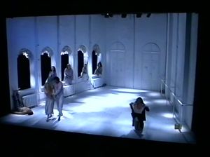 Девушки с голой грудью танцуют с хореографом