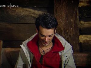 Голая участница реалити-шоу плавает с парнями в озере