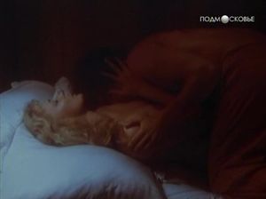 Нежная постельная сцена юнца и зрелой женщины в полумраке