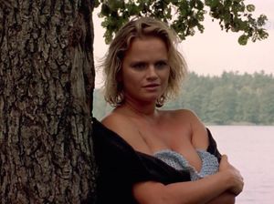 Красотка отдыхает у озера и трахается с любовником