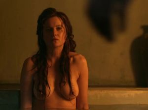 Лукреция и беременная Илития принимают совместную ванную