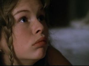 Зрелый мужчина ухаживает за малолетней умственно отсталой девчонкой