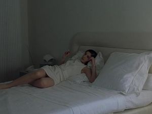 Девка мастурбирует в кровати и бурно кончает