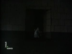 Парень подглядывает за голыми девками в бане