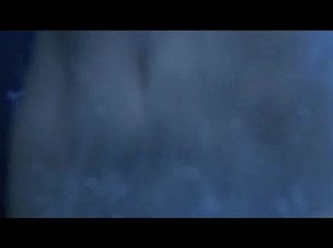 Голая красавица плавает в реке