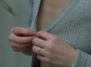 Привлекательная женщина занимается любовью