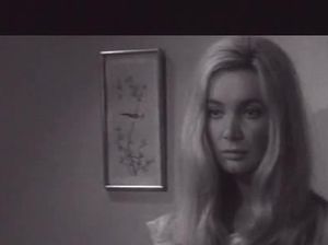 Белокурая крошка делает подружке куннилингус