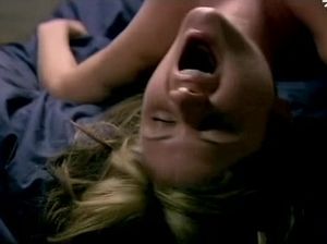 Малышка занимается жарким сексом в кровати