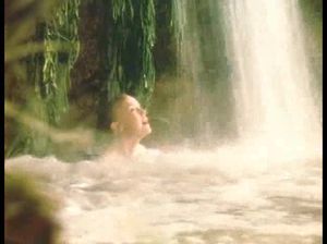 Молодая обнаженная парочка развлекается в водоеме